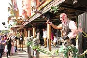 Schloss Geister - mit lebenden Geistern auf dem Oktoberfest (©Foto: Ingrid Grossmann)